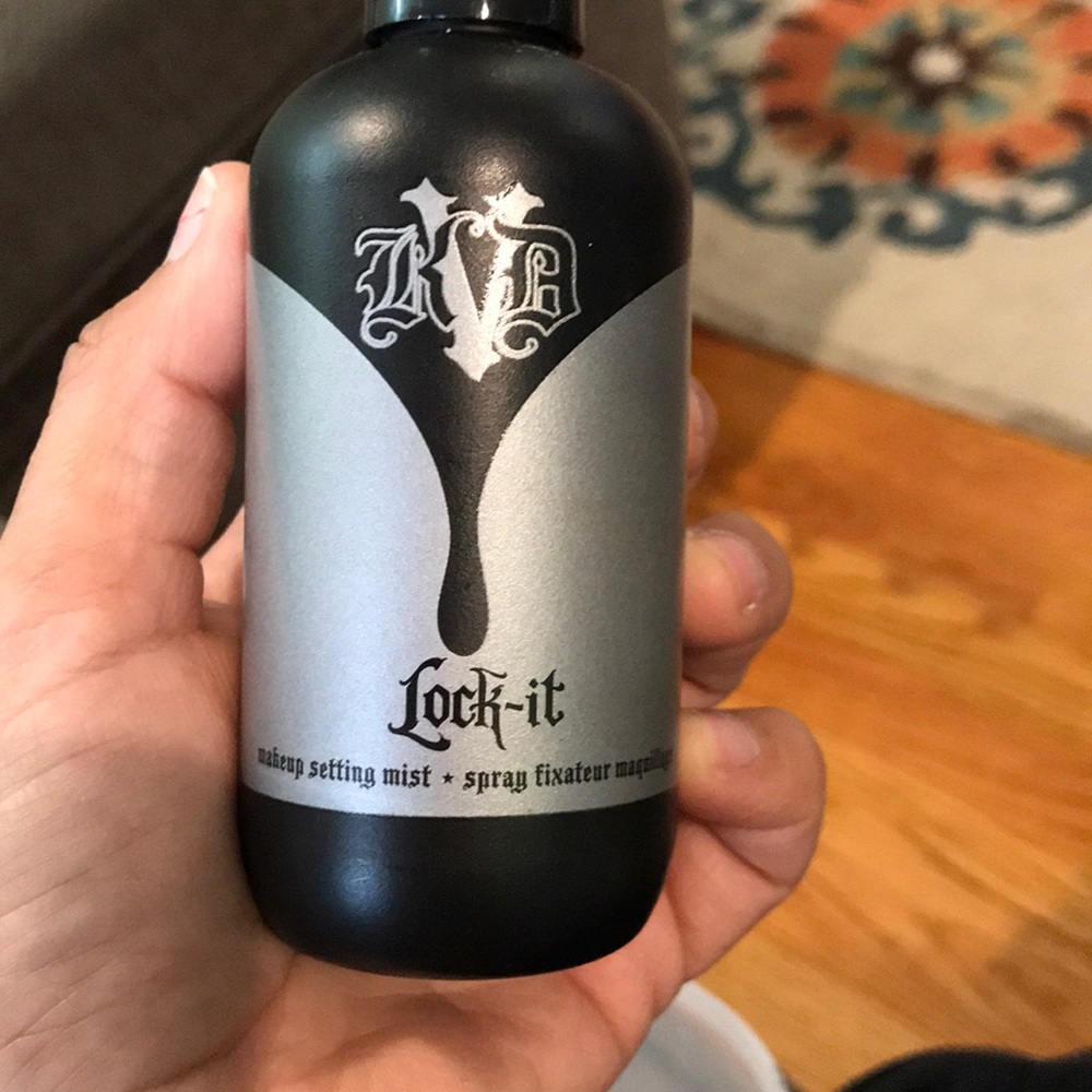 Kat Von D- setting spray